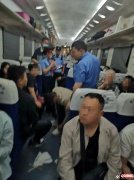 车厢变急救室！两位医生三分钟教科书操作救回癫痫患者